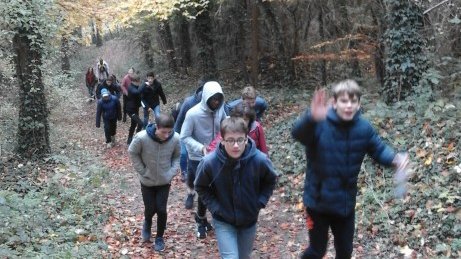 Dans la montée vers le plateau : les élèves sur les traces des poilus
