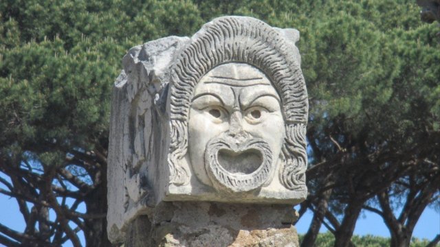 Ostie 2/3 : sculpture d'un masque de tragédie