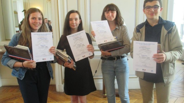 Candice, Chloé, Justine et Nathan après la remise de leur prix